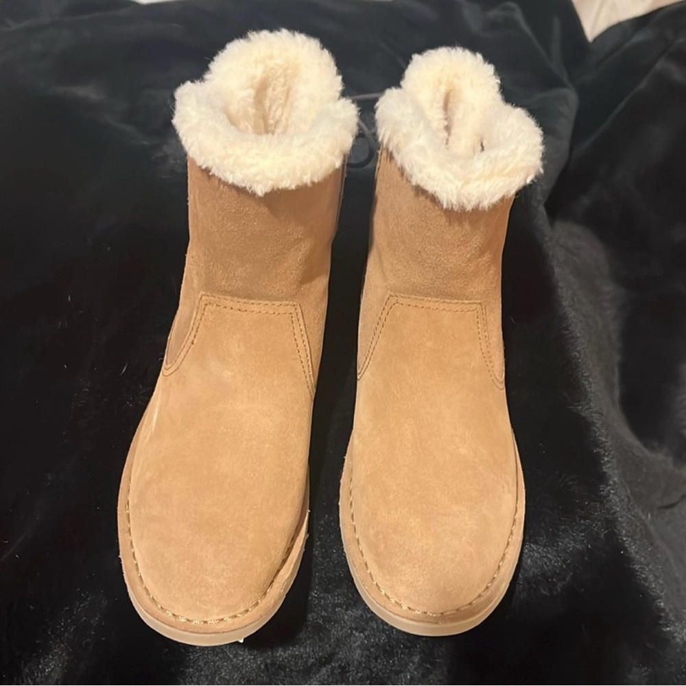 NEW UGG booties tan lined with cream fur